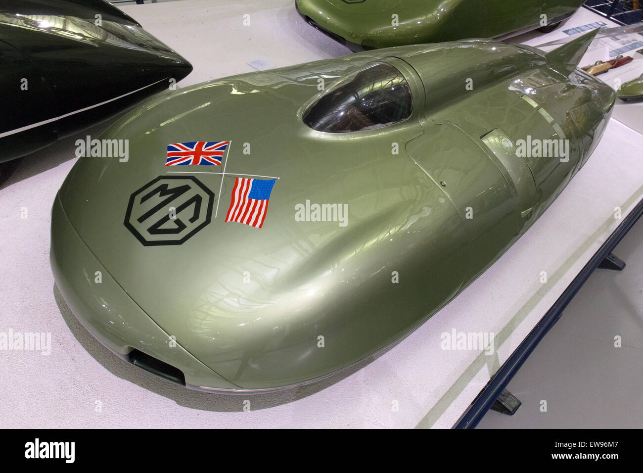 Die Vorderansicht des MG EX181, die im Heritage Motor Centre in Gaydon ausgestellt wird, zeigt das fortschrittliche Design und die Hochleistungsfähigkeit des Fahrzeugs aus den 1950er Jahren Stockfoto