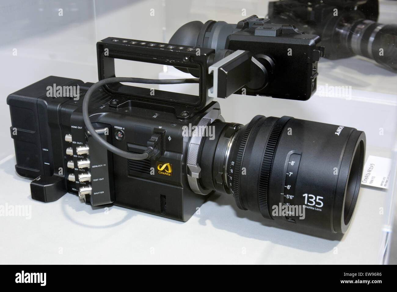 Die CineAlta 4K-Kamera 2013 von Sony, die auf der CP+ 2013 vorgestellt wurde, bietet dank fortschrittlicher Bildgebungstechnologie und 4K-Auflösung für professionelle Filmemacher modernste Videoqualität. Stockfoto