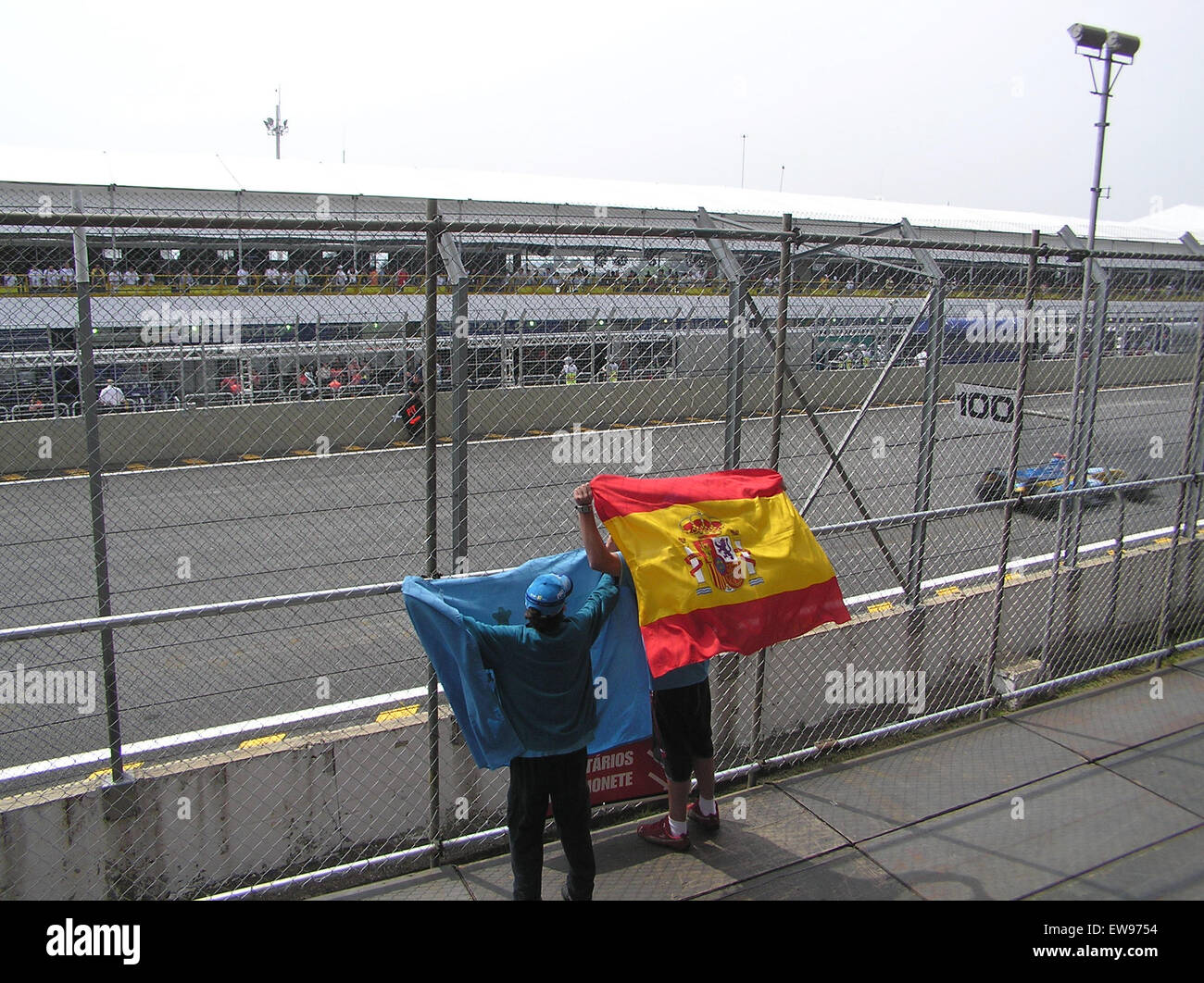 Der große Preis von Brasilien 2005, der am 24. September stattfand, war ein historisches Rennen, das einen dramatischen Abschluss der F1-Saison mit unvergesslichen Momenten in der Motorsportgeschichte markierte. Stockfoto