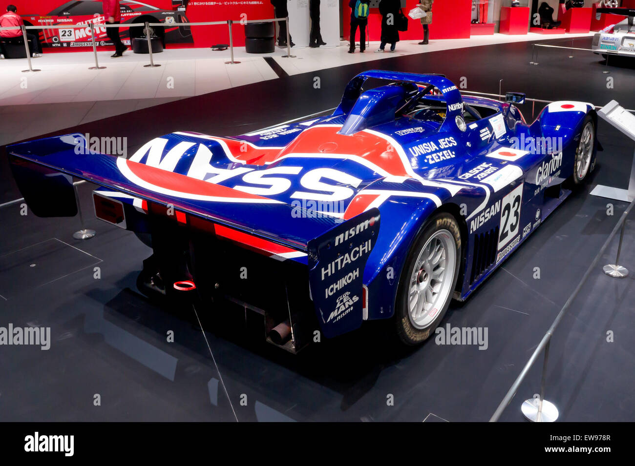 Die Rückansicht des Nissan R391 zeigt das unverwechselbare Design des Fahrzeugs und seine Konstruktion als leistungsstarker Langstreckenrennwagen, der für Le Mans entwickelt wurde. Stockfoto