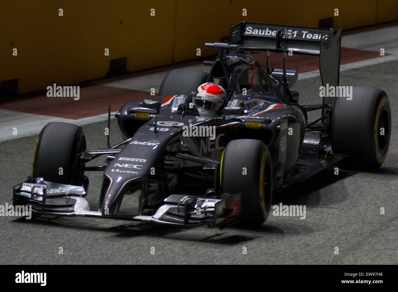 Adrian Sutil fuhr während der zweiten Trainingseinheit des Großen Preises von Singapur 2014 unter dem Nachtlicht. Stockfoto