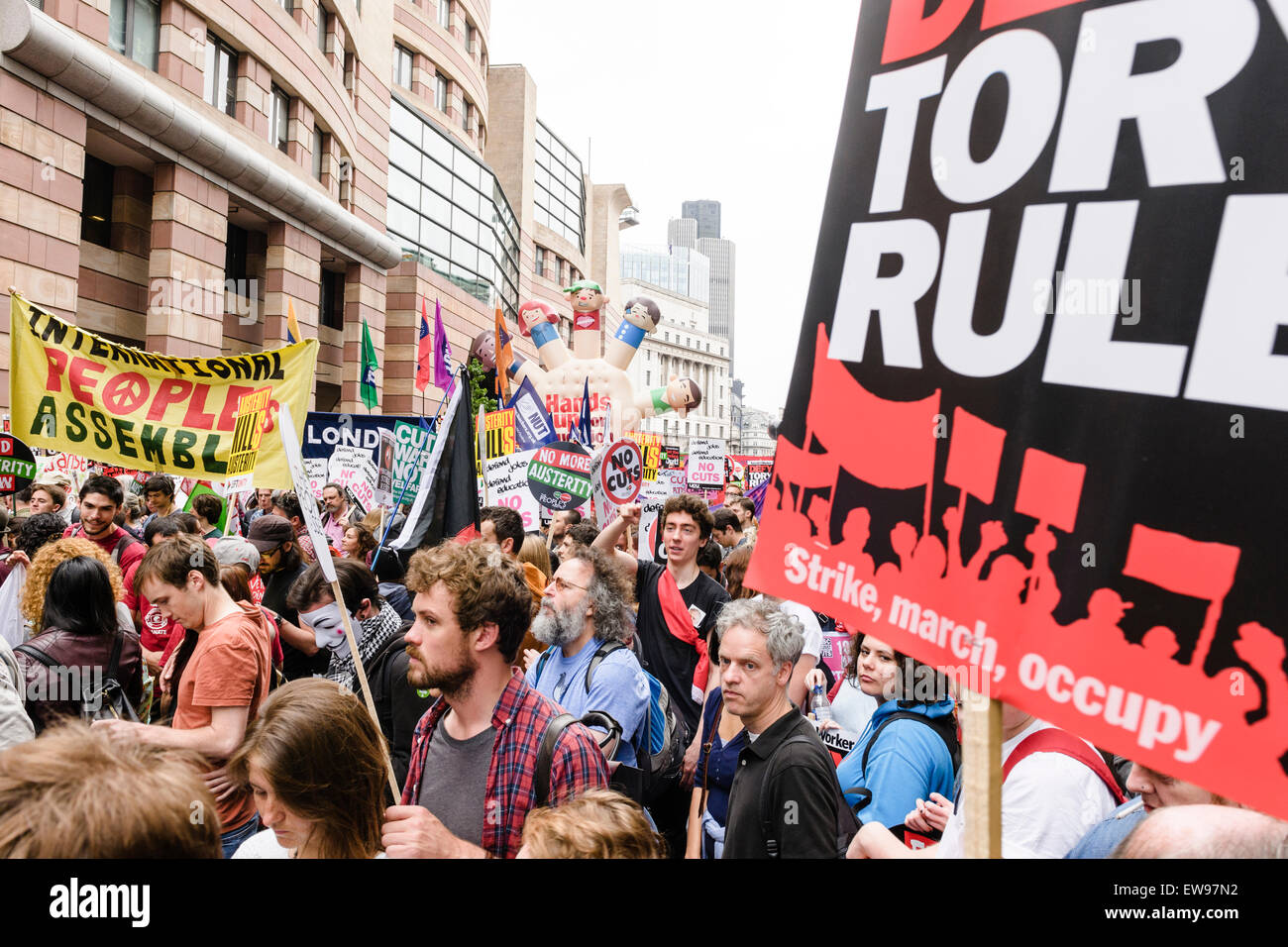 London, UK. 20. Juni 2015. Massen von Menschen marschierten durch die Straßen von London am 20. Juni 2014 protestieren gegen die Sparpolitik der Tory-Regierung und Maßnahmen. Bildnachweis: Tom Arne Hanslien/Alamy Live-Nachrichten Stockfoto