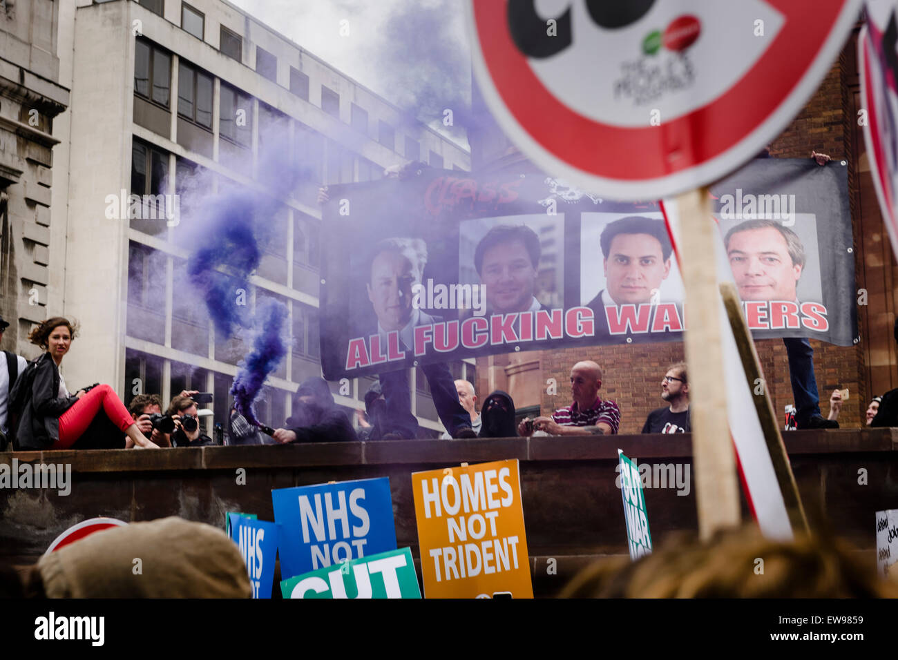 London, UK. 20. Juni 2015. Massen von Menschen marschierten durch die Straßen von London am 20. Juni 2014 protestieren gegen die Sparpolitik der Tory-Regierung und Maßnahmen. Bildnachweis: Tom Arne Hanslien/Alamy Live-Nachrichten Stockfoto