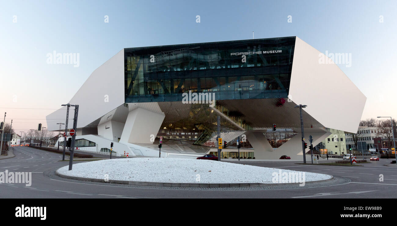Das Porsche Museum, das gegründet wurde, um die ikonische Marke Porsche zu präsentieren, beherbergt eine Sammlung historischer Autos der Marke. Das Museum stellt Fahrzeuge aus, die das Erbe von Porsche in der Automobilbranche dokumentieren, mit besonderem Fokus auf Innovationen und Design-Evolution. Stockfoto