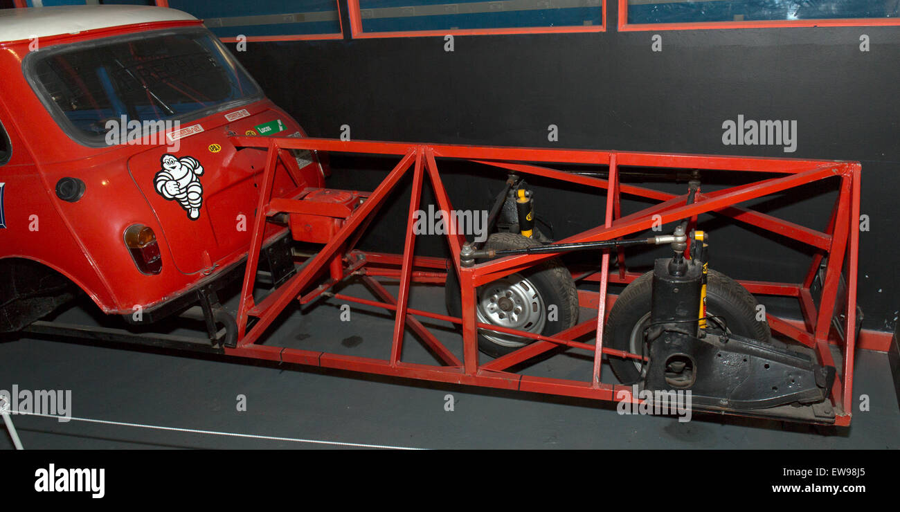 Dieses Bild zeigt eine Mini-Hinterradlenkung, die im Coventry Transport Museum gezeigt wird. Die Hinterradlenkung, die Teil des innovativen Designs des Mini war, verbessert die Manövrierfähigkeit und das einzigartige Fahrerlebnis und trägt zum Status des Fahrzeugs als kultiges Modell in der Automobilgeschichte bei. Stockfoto