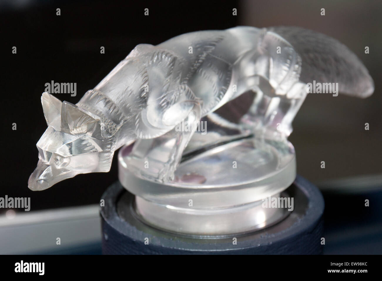 Die Skulptur „Renard“ von René Lalique, ausgestellt im Toyota Automobile Museum, zeigt die Meisterschaft des Künstlers in der Glaskunst und seine Verbindung zum Automobildesign. Das Stück spiegelt Laliques Fähigkeit wider, Kunstfertigkeit und funktionales Design zu kombinieren, was zu seinem Vermächtnis in Kunst und Industrie gehört. Stockfoto