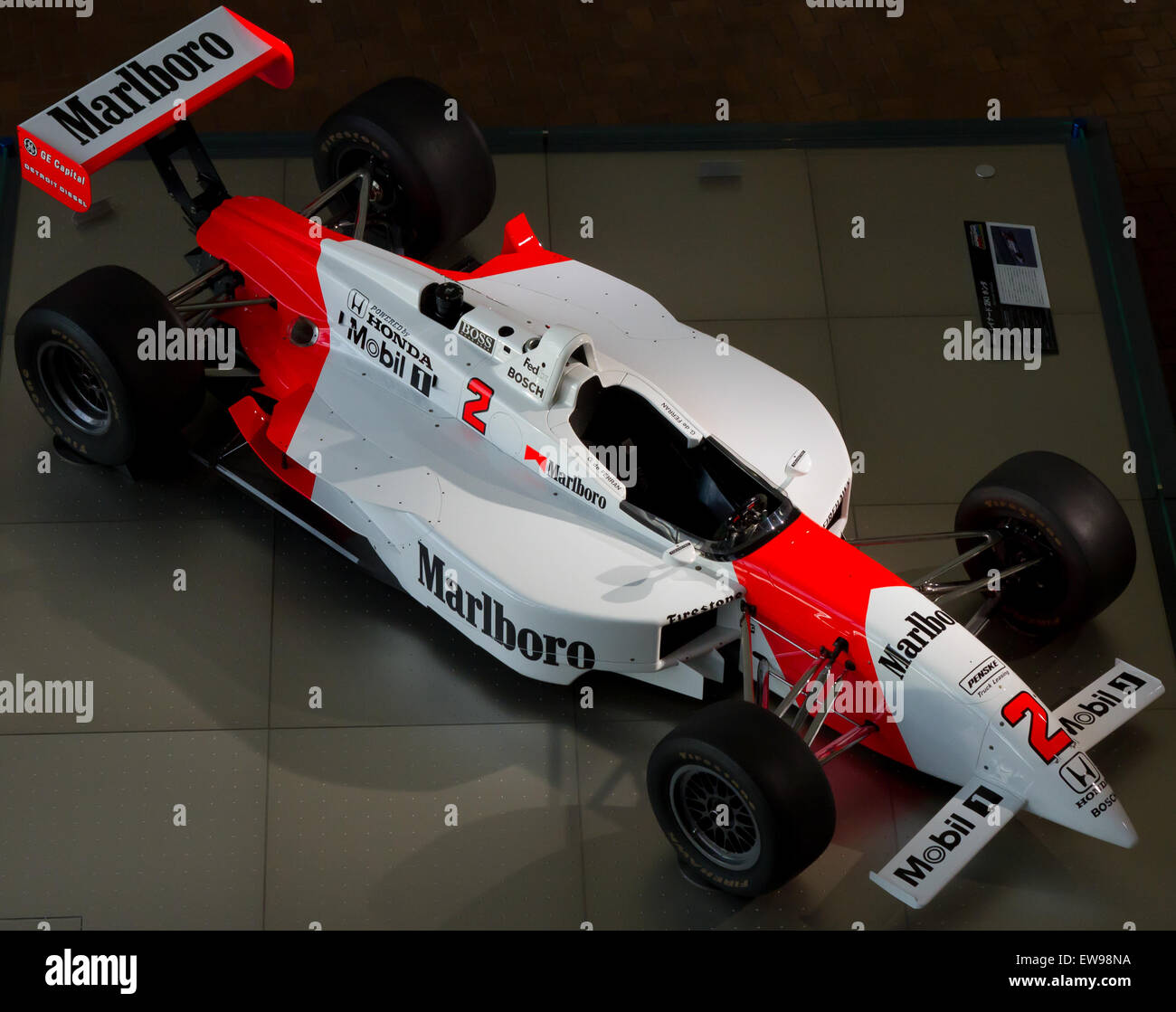 Der Reynard 2KI ist ein bemerkenswertes offenes Rennfahrzeug, das in der Honda Collection Hall ausgestellt wird. Dieses Modell stellt einen bedeutenden Schritt in der Geschichte der Motorsporttechnik dar und zeigt fortschrittliche Aerodynamik- und Designprinzipien. Das Fahrzeug ist Teil des Rennvermächtnisses von Honda und betont Geschwindigkeit und Innovation. Stockfoto