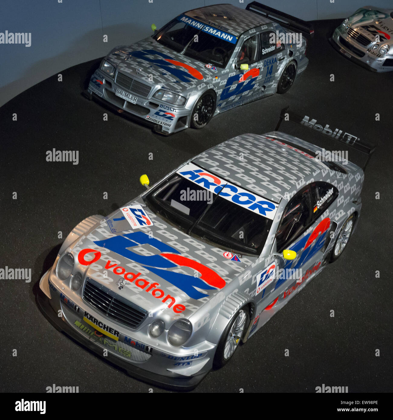 Das Mercedes-Benz Museum zeigt die AMG Mercedes CLK-Klasse (C208) DTM und C-Klasse (W202) DTM Rennwagen, die den Höhepunkt der Performance-Technik darstellen. Diese Fahrzeuge wurden für die Baureihe Deutsche Tourenwagen Masters (DTM) entwickelt und zeigen das Engagement von Mercedes-Benz für Spitzenleistungen im Motorsport. Stockfoto