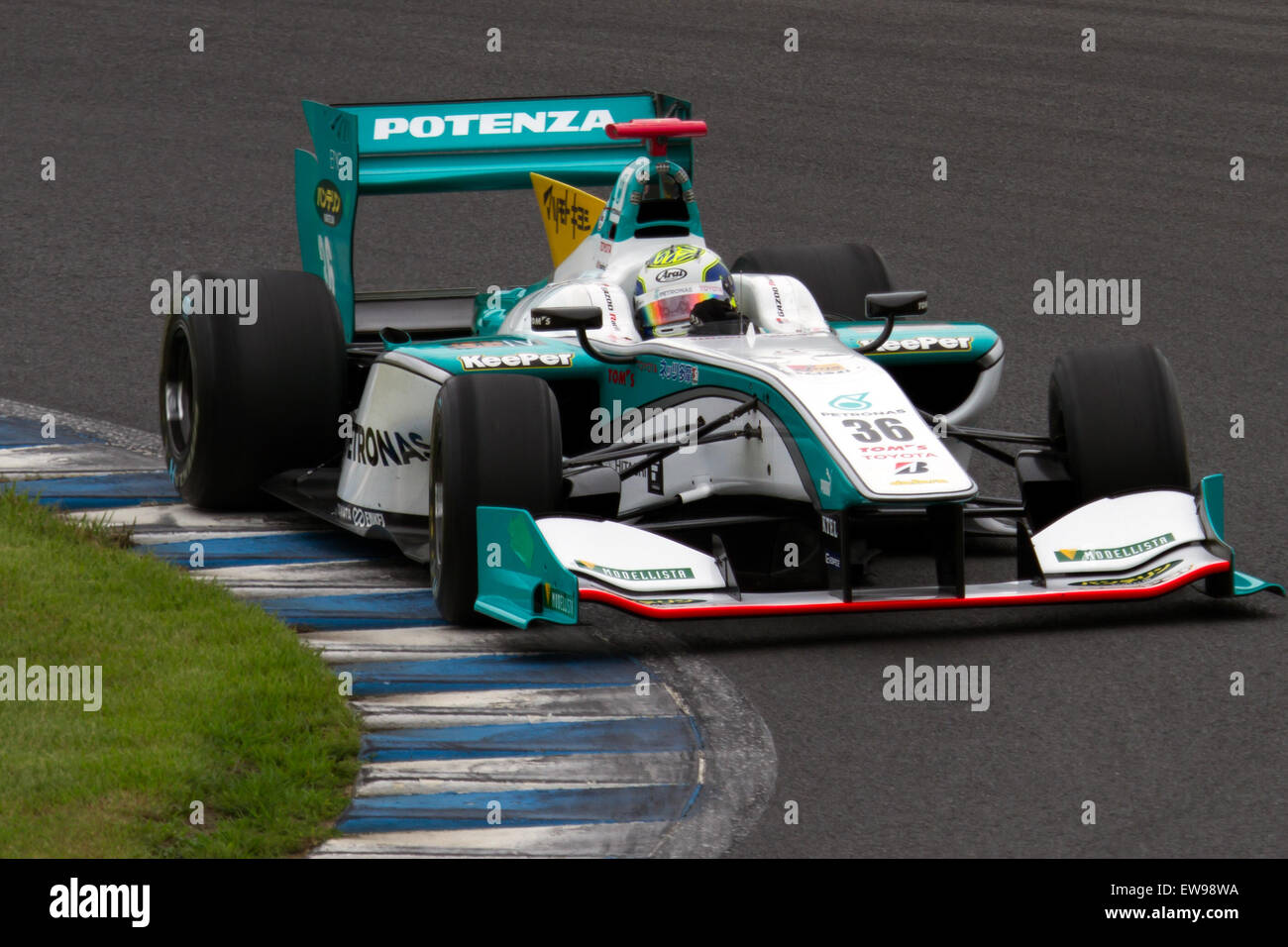 Andrea Caldarellis Leistung während des Super Formula Events 2014 auf dem Motegi Circuit in Japan wird in einem starken Moment während des Qualifyings festgehalten. Der italienische Fahrer, der für die Super-Formel-Meisterschaft antritt, zeigt die Präzision und das Können, die in dieser leistungsstarken Open-Wheel-Rennserie erforderlich sind. Stockfoto
