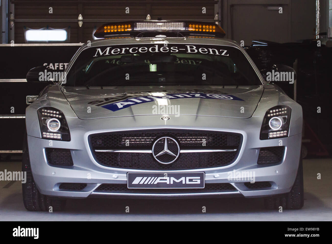 Der Japan Safety Car 2012 ist ein unverzichtbares Fahrzeug, das während der Formel-1-Rennen verwendet wird, um die Sicherheit auf der Rennstrecke zu gewährleisten. Dieses Fahrzeug ist vorn positioniert und spielt eine entscheidende Rolle beim Umgang mit den Rennbedingungen und beim Schutz der Fahrer in Gefahrensituationen. Stockfoto