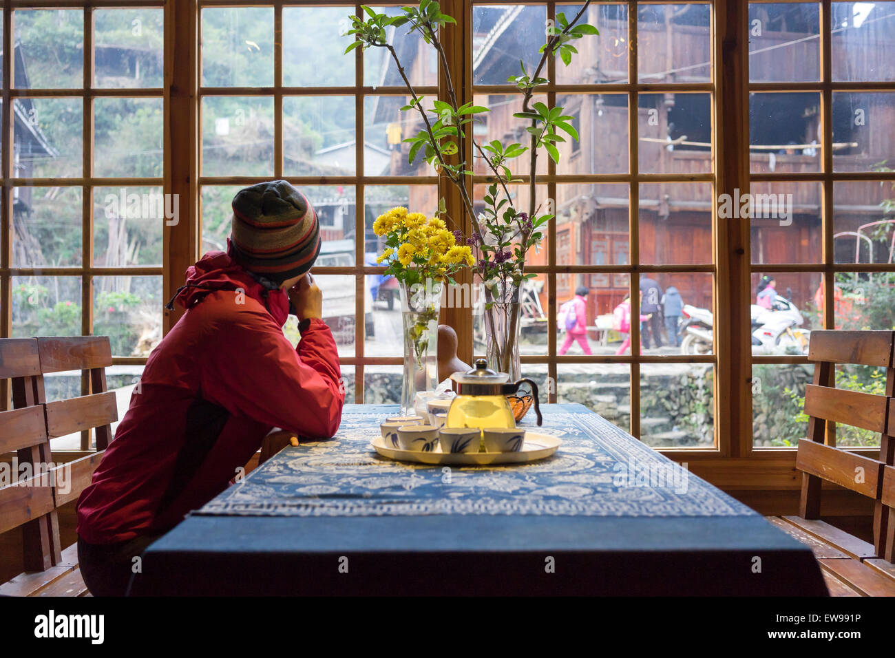 Cafe in einem abgelegenen Dorf in China - das Tischtuch ist Handmade lokal Stockfoto