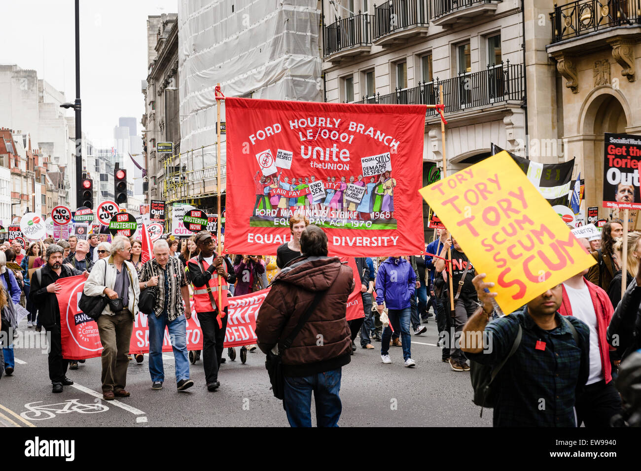 London, UK. 20. Juni 2015. Massen von Menschen marschierten durch die Straßen von London am 20. Juni 2014 protestieren gegen die Sparpolitik der Tory-Regierung und Maßnahmen. Bildnachweis: Tom Arne Hanslien/Alamy Live-Nachrichten Stockfoto