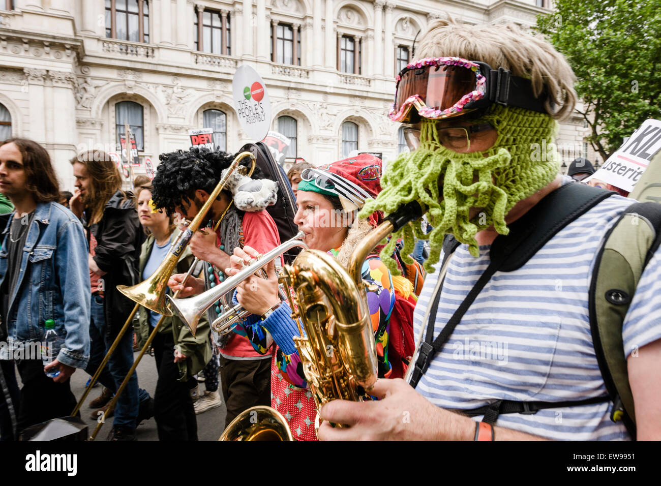London, UK. 20. Juni 2015. Massen von Menschen marschierten durch die Straßen von London am 20. Juni 2014 protestieren gegen die Sparpolitik der Tory-Regierung und Maßnahmen. Bildnachweis: Tom Arne Hanslien/Alamy Live-Nachrichten Stockfoto