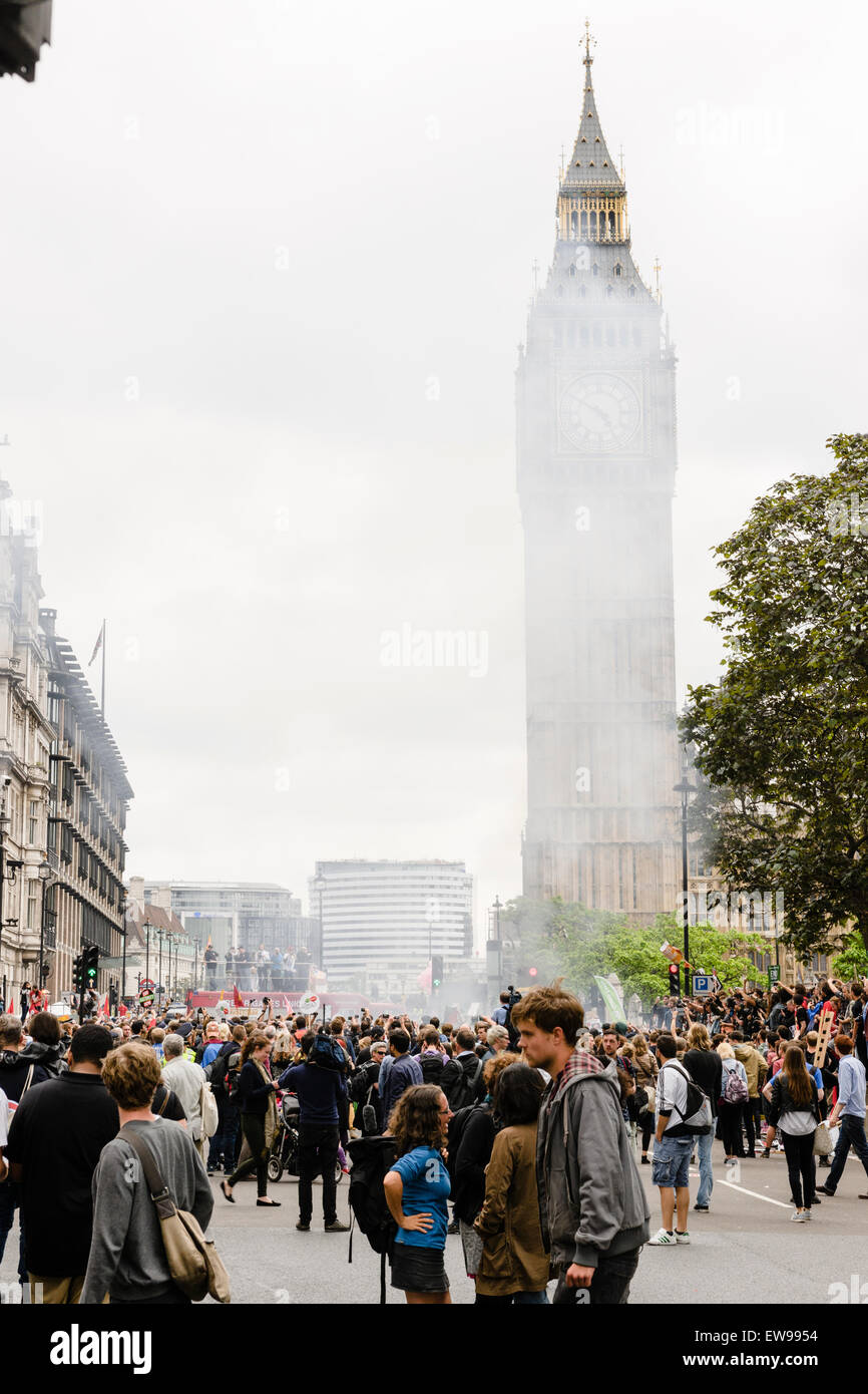 London, UK. 20. Juni 2015. Massen von Menschen marschierten durch die Straßen von London am 20. Juni 2014 protestieren gegen die Sparpolitik der Tory-Regierung und Maßnahmen. Bildnachweis: Tom Arne Hanslien/Alamy Live-Nachrichten Stockfoto