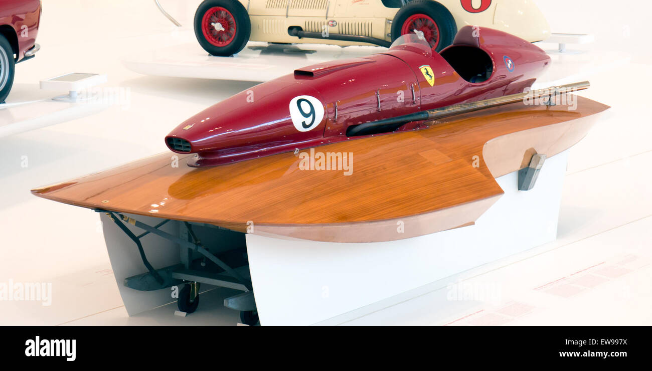 Das 1957 im Museum Enzo Ferrari ausgestellte San Marco-Ferrari-Rennboot ist ein Paradebeispiel italienischer Ingenieurskunst aus der Mitte des 20. Jahrhunderts. Das Boot wurde für Geschwindigkeit und Leistung entwickelt und ist ein legendäres Stück der Erweiterung Ferraris in den Motorsport jenseits von Autos. Stockfoto
