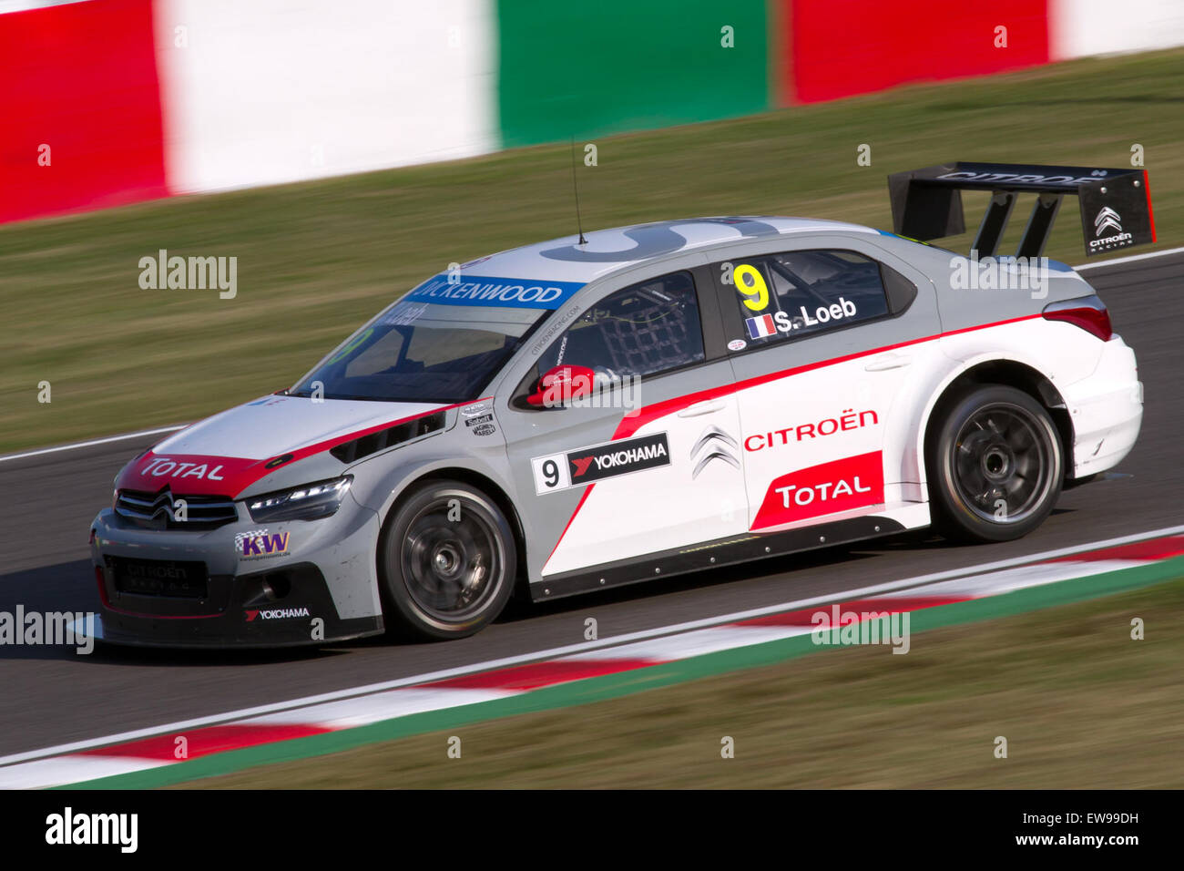 Sebastien Loeb, ein legendärer französischer Rennfahrer, nahm an der Tourenwagen-Weltmeisterschaft 2014 (WTCC) in Japan Teil, wo er sein Können und seine Erfahrung in dem hochkarätigen Rennen unter Beweis stellte. Loeb, bekannt für seine Dominanz im Rallyesport, wechselte zum Tourenwagen-Rennen und erzielte bemerkenswerte Erfolge, einschließlich starker Leistungen im Japan-Rennen. Stockfoto