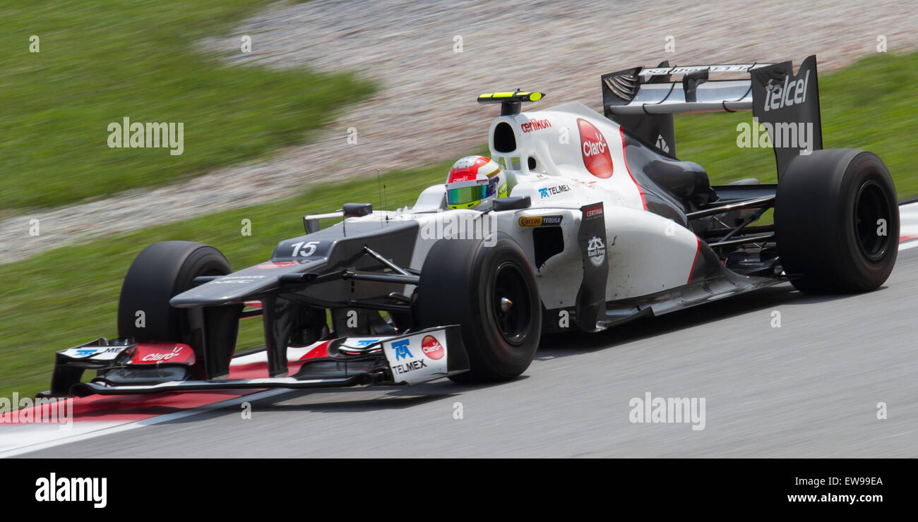 Während des Großen Preises von Malaysia 2012, Free Practice 1, fängt Sergio Perez den Fahrer in Aktion und bereitet sich auf ein hart umkämpftes Formel-1-Rennen vor. Perez’ geschickter Auftritt trug zu einer bemerkenswerten Saison in seiner Karriere bei. Stockfoto