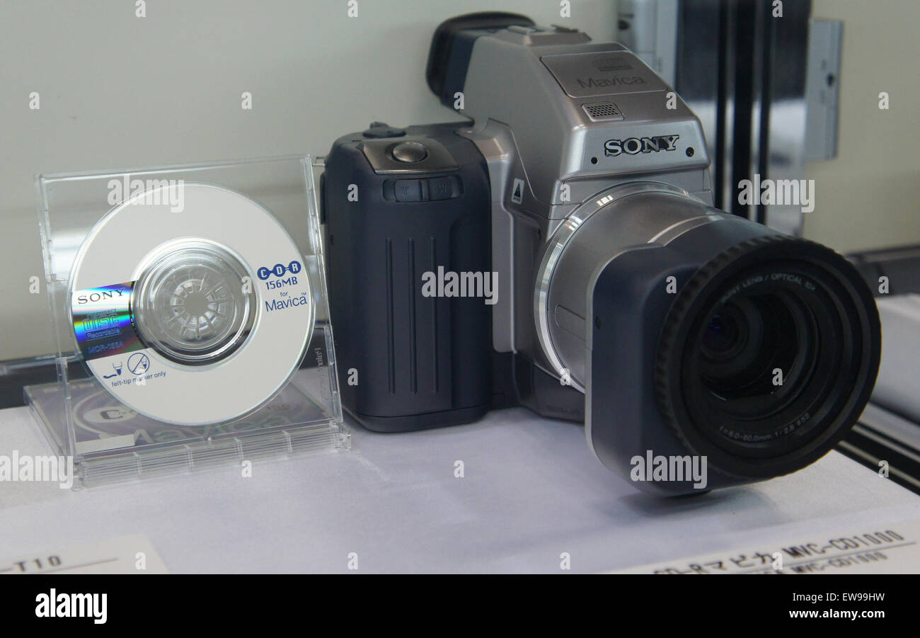Die *Sony Mavica MVC-CD1000 CP* ist eine Digitalkamera, die 2011 auf den Markt kam und über ein einzigartiges CD-Speichersystem verfügt. Es ist bekannt für seine benutzerfreundliche Oberfläche, die sowohl Standbild- als auch Videoaufzeichnungsfunktionen bietet. Diese Kamera stellt eine frühe Phase der digitalen Bildgebungstechnologie dar. Stockfoto
