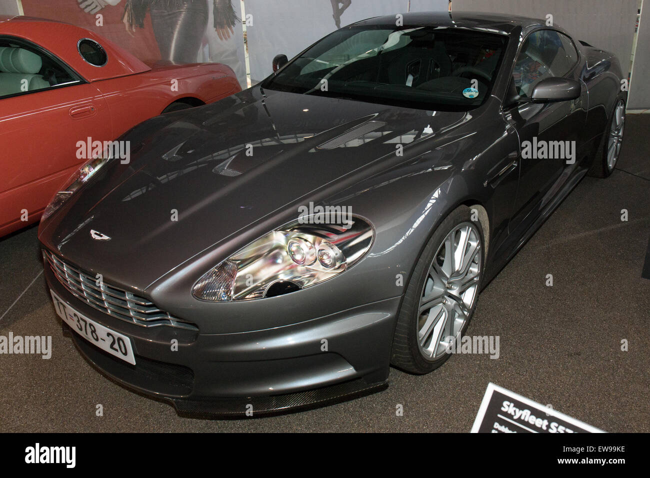 Das *Aston Martin DBS* vom *Casino Royale* ist im National Motor Museum in Beaulieu zu sehen. Dieser legendäre Sportwagen, bekannt für seine Rolle im James-Bond-Film, zeigt eine Mischung aus britischer Automobiltechnik und Filmgeschichte. Stockfoto