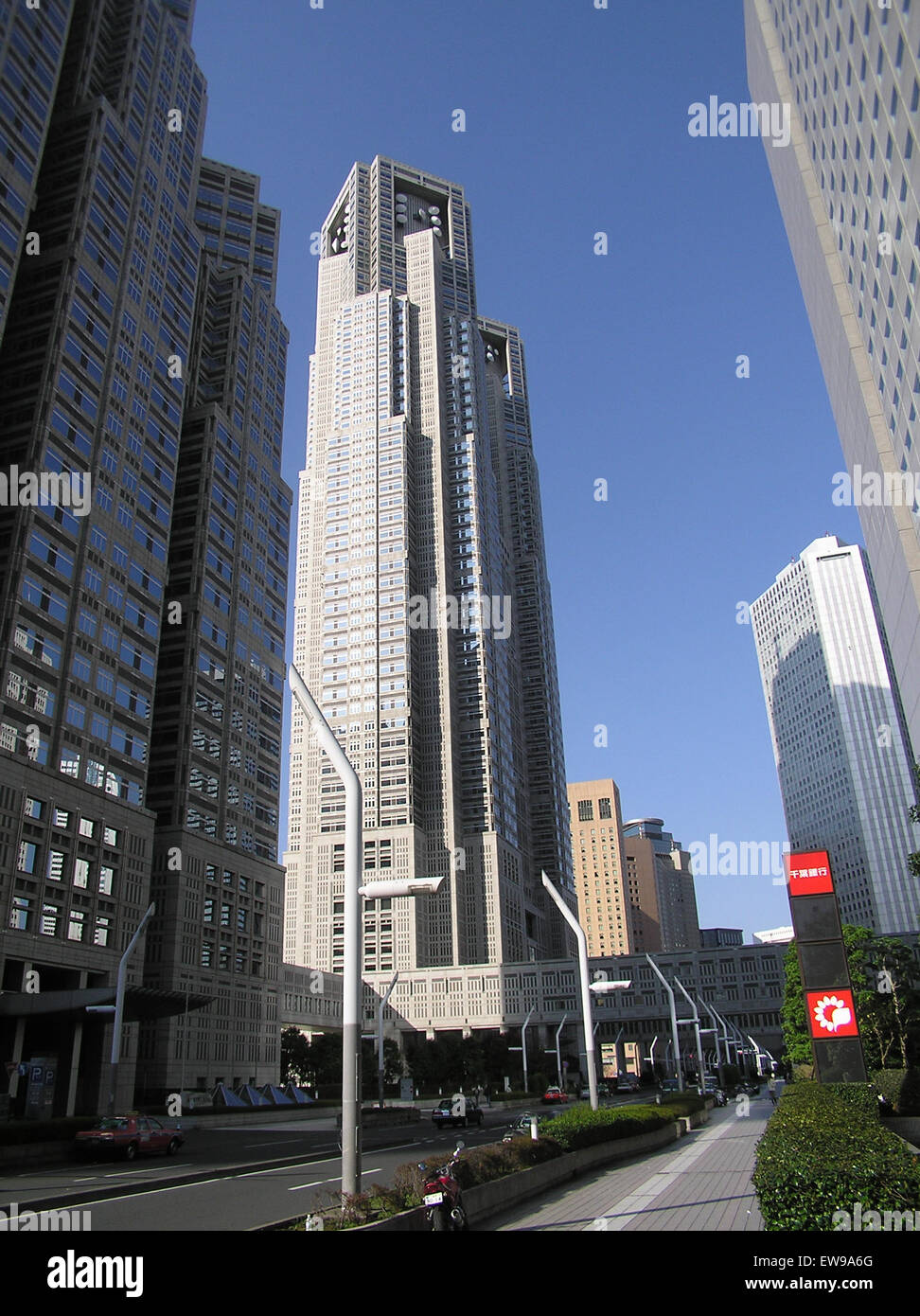 Das Tokyo Metropolitan Government Building (Tocho) ist ein prominentes Beispiel moderner Architektur in Tokio. Dieses Foto, aufgenommen am 7. Dezember 2003, zeigt das futuristische Design des Gebäudes, einschließlich seiner Doppeltürme und charakteristischen Merkmale, die Tokios Fortschritt und Modernisierung repräsentieren. Stockfoto