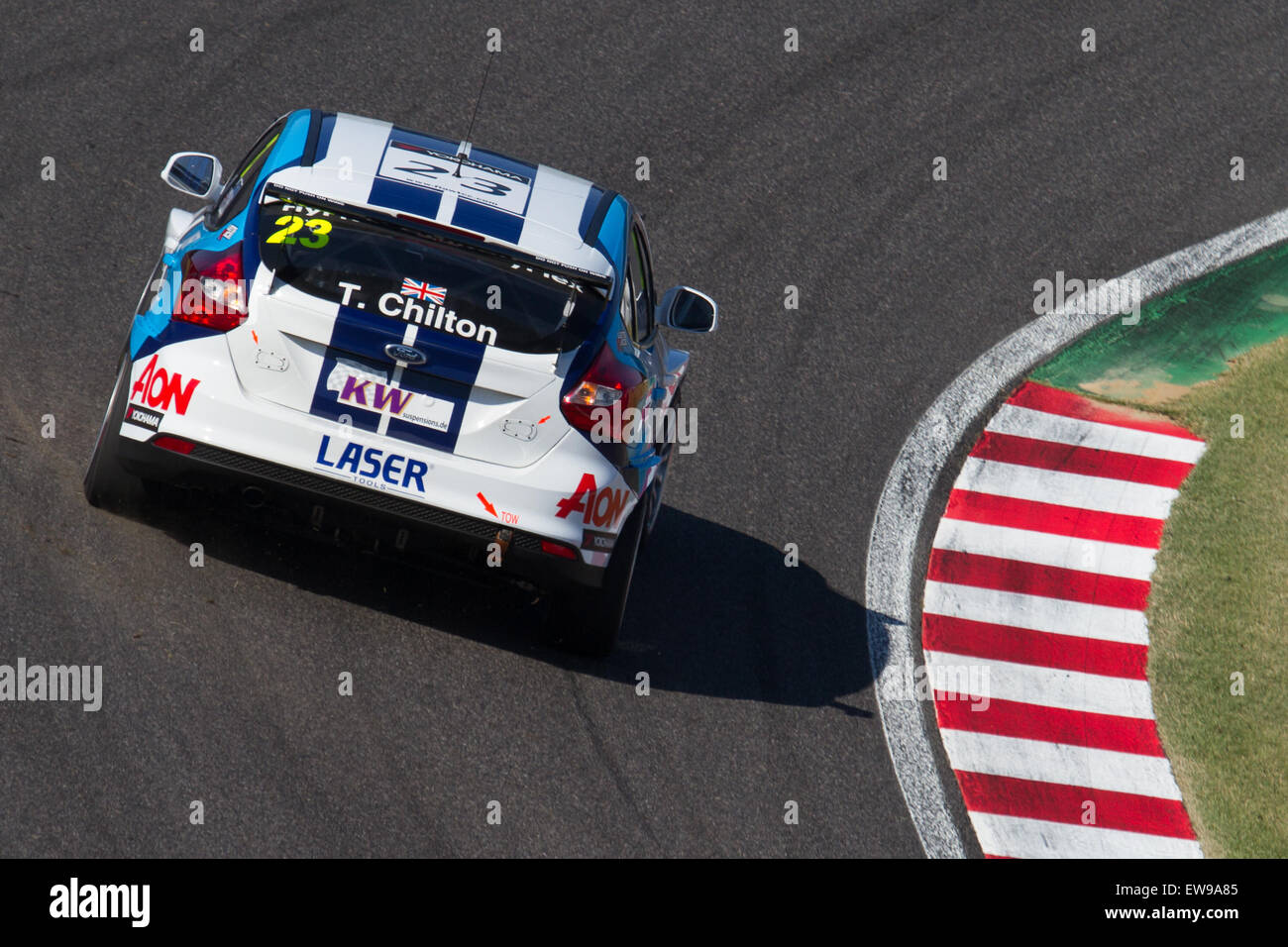 Dieses Bild zeigt den britischen Fahrer Tom Chilton während Training 1 des WTCC (World Touring Car Championship)-Rennens 2012 in Japan. Chilton, der für das Chevrolet-Team fährt, zeigt sein Können und seine Vorbereitung in der äußerst konkurrenzfähigen Tourenwagenserie. Stockfoto