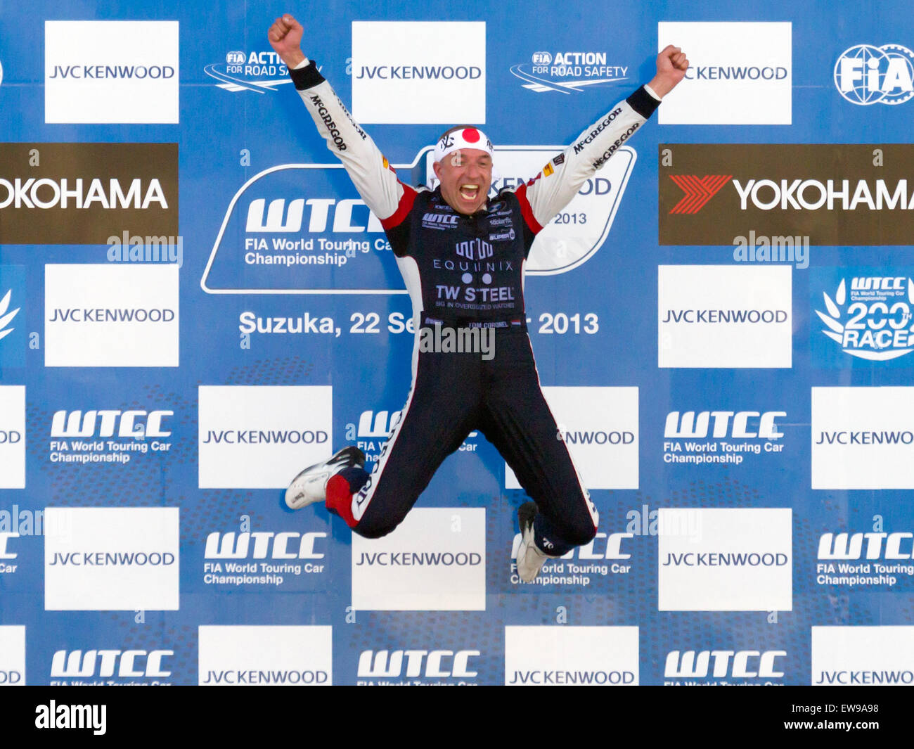 Tom Coronel feiert auf dem Podium nach einer bemerkenswerten Leistung beim WTCC Race of Japan 2013. Coronels Leistung war für seinen dynamischen Fahrstil bekannt und bedeutete einen weiteren Höhepunkt in seiner erfolgreichen Tourenwagen-Karriere. Stockfoto
