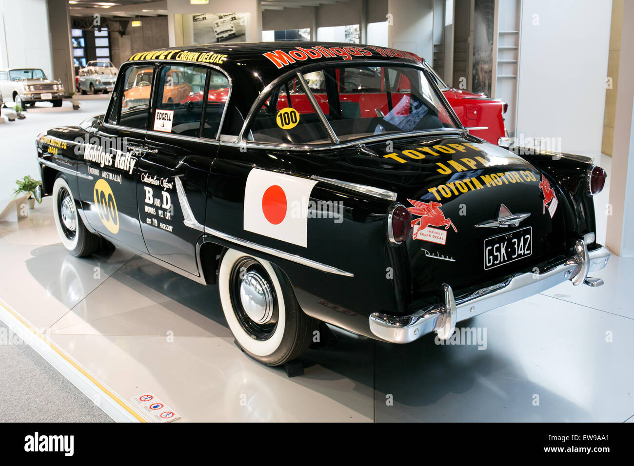 Der Toyopet Crown RSD 1956 nahm an einer australischen Rallye Teil und demonstrierte Toyotas Ingenieurskunst und Zuverlässigkeit. Dieser Oldtimer, ausgestellt im Toyota Automobile Museum, wird für seine Rolle im Motorsport und seinen Beitrag zur Automobilindustrie in den 1950er Jahren gefeiert Stockfoto