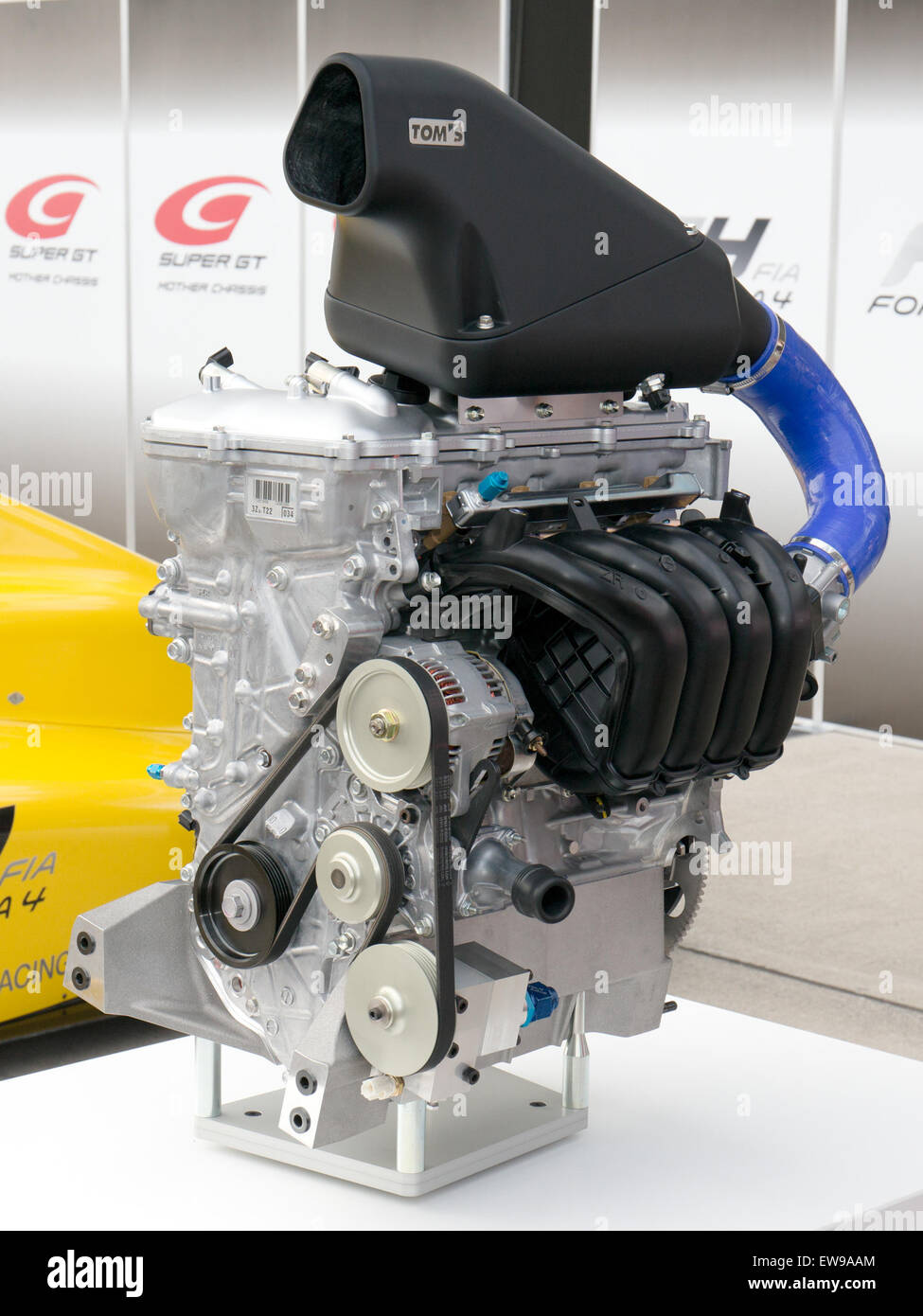 Der Toyota 3ZR Formel-4-Motor, der von vorne links gezeigt wird, trieb einen Rennwagen im Super GT Suzuka 2014 an. Dieses Bild zeigt die komplizierte Konstruktion des Motors und unterstreicht sein Design für den Hochleistungssport. Der Formel-4-Motor war ein wichtiger Bestandteil des Wettbewerbs und hob Innovationen in der Automobiltechnologie hervor. Stockfoto