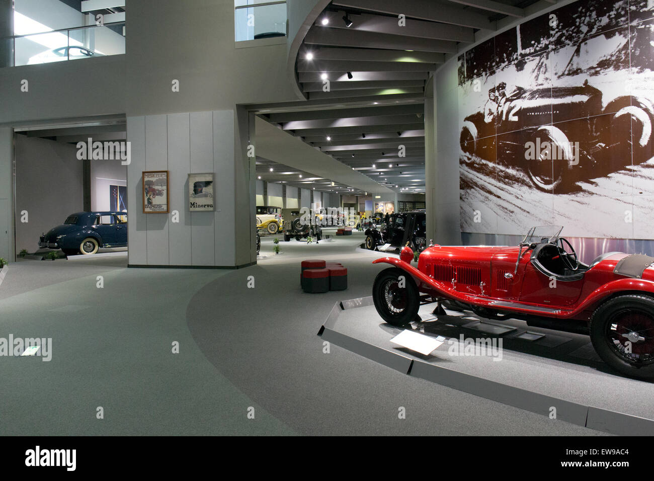 Das Innere des Toyota Automobile Museums, das im September 2013 fotografiert wurde, zeigt eine Vielzahl historischer und moderner Autos. Das Museum beleuchtet die Entwicklung des Automobildesigns, der Technologie und Toyotas Beiträge zur globalen Automobilindustrie und bietet Besuchern einen Einblick in die Geschichte der Innovation im Verkehrswesen. Stockfoto