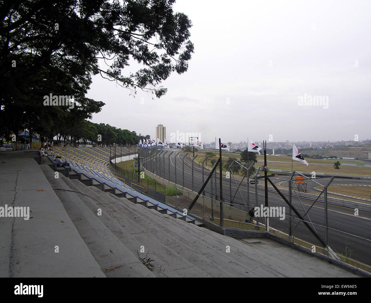 Der Autodromo Jose Carlos Pace, bekannt als Austragungsort der Formel-1-Rennen, ist in einer Ansicht der Tribünen (Arquibancadas) dargestellt. Diese Rennstrecke in São Paulo, Brasilien, wurde nach dem brasilianischen Fahrer José Carlos Pace benannt. Stockfoto Der Autodromo Jose Carlos Pace, bekannt als Austragungsort der Formel-1-Rennen, ist in einer Ansicht der Tribünen (Arquibancadas) dargestellt. Diese Rennstrecke in São Paulo, Brasilien, wurde nach dem brasilianischen Fahrer José Carlos Pace benannt. Stockfoto