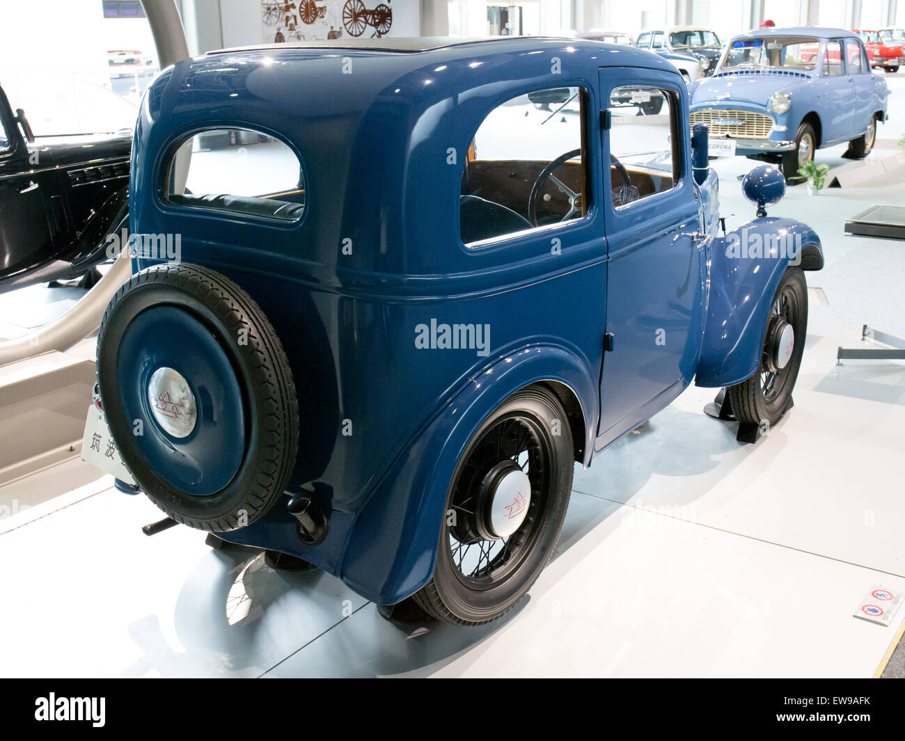 Der Toyota Tsukuba-Go aus dem Jahr 1935, der in dieser Ansicht von hinten rechts gezeigt wird, wird im Toyota Automobile Museum ausgestellt und unterstreicht die historische Bedeutung des frühen japanischen Automobildesigns. Stockfoto