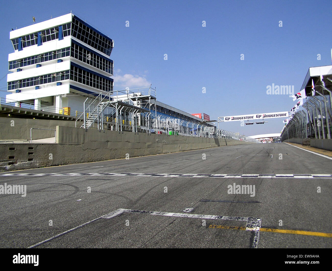 Das Autódromo José Carlos Pace in São Paulo, Brasilien, ist bekannt für seine Hauptgeraden und den Kontrollturm, wichtige Elemente des legendären Interlagos Circuit. Hier finden große Motorsportveranstaltungen wie Formel-1-Rennen statt. Stockfoto Das Autódromo José Carlos Pace in São Paulo, Brasilien, ist bekannt für seine Hauptgeraden und den Kontrollturm, wichtige Elemente des legendären Interlagos Circuit. Hier finden große Motorsportveranstaltungen wie Formel-1-Rennen statt. Stockfoto