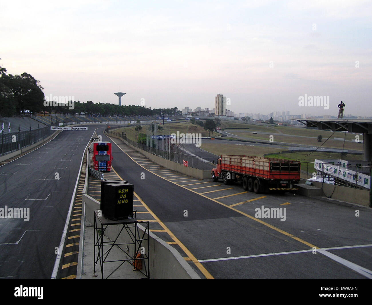 Die Hauptgeraden und die Laranja-Ecke des Autódromo José Carlos Pace in São Paulo, Brasilien, ist ein wichtiger Teil der Rennstrecke von Interlagos. Diese Strecke ist bekannt für den Grand Prix von Brasilien in der Formel 1 und bietet ein anspruchsvolles Layout mit schnellen Geraden und technischen Kurven, was sie bei Fahrern und Fans gleichermaßen beliebt macht. Stockfoto Die Hauptgeraden und die Laranja-Ecke des Autódromo José Carlos Pace in São Paulo, Brasilien, ist ein wichtiger Teil der Rennstrecke von Interlagos. Diese Strecke ist bekannt für den Grand Prix von Brasilien in der Formel 1 und bietet ein anspruchsvolles Layout mit schnellen Geraden und technischen Kurven, was sie bei Fahrern und Fans gleichermaßen beliebt macht. Stockfoto