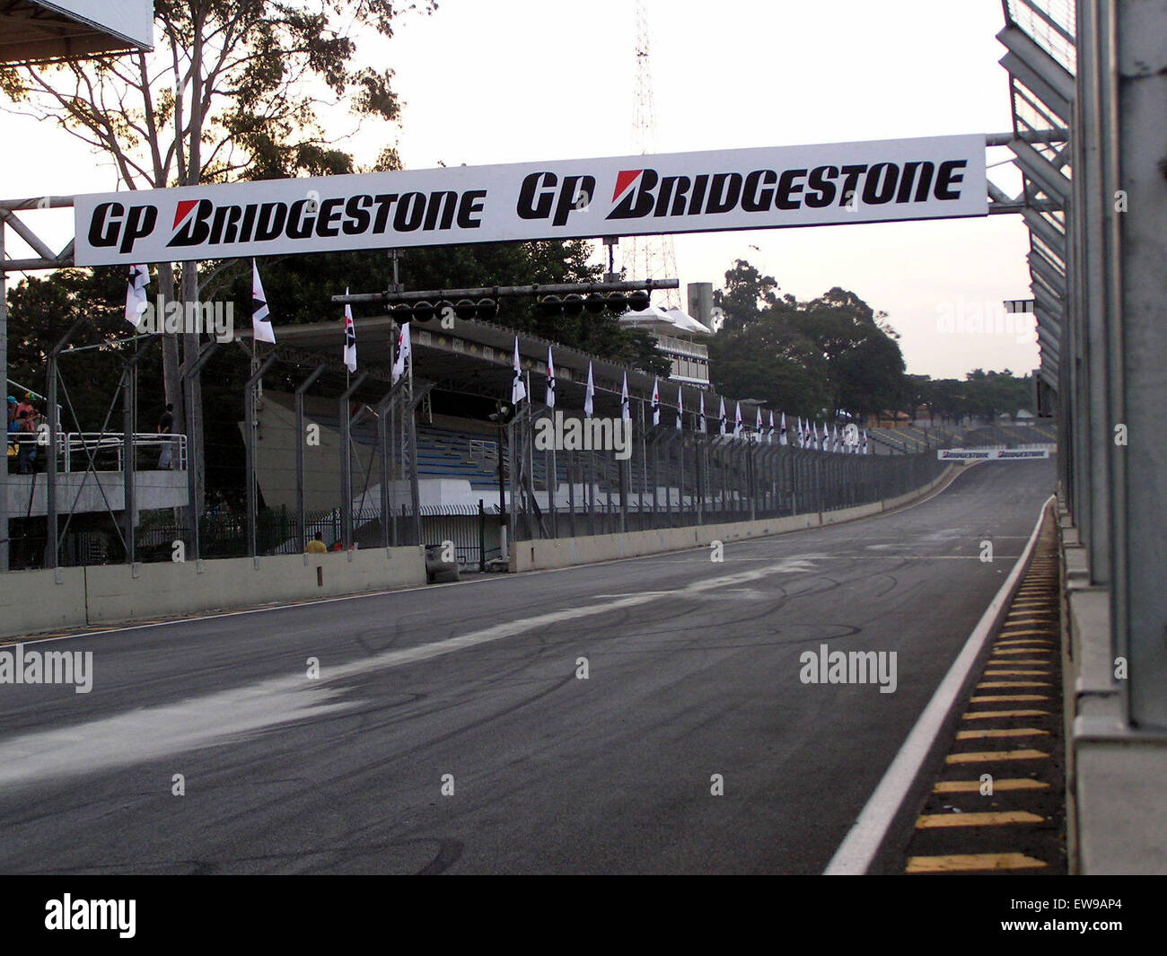 Die Hauptgeraden am Autódromo José Carlos Pace ist ein wichtiger Punkt auf der Rennstrecke, die für die Austragung wichtiger Formel-1-Events bekannt ist. Sie ist ein Schwerpunkt im Motorsport und spiegelt die hohe Geschwindigkeit der Rennstrecke wider. Stockfoto Die Hauptgeraden am Autódromo José Carlos Pace ist ein wichtiger Punkt auf der Rennstrecke, die für die Austragung wichtiger Formel-1-Events bekannt ist. Sie ist ein Schwerpunkt im Motorsport und spiegelt die hohe Geschwindigkeit der Rennstrecke wider. Stockfoto