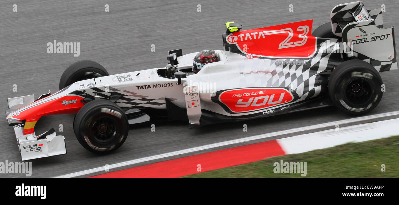 Vitantonio Liuzzi tritt 2011 beim Formel 1 Grand Prix von Malaysia an und fährt für das Hispania Racing Team. Dieses Bild fängt ihn während einer seiner Runden auf der Strecke ein und unterstreicht seine Fähigkeiten und Entschlossenheit als Formel-1-Fahrer im Wettkampfumfeld. Stockfoto