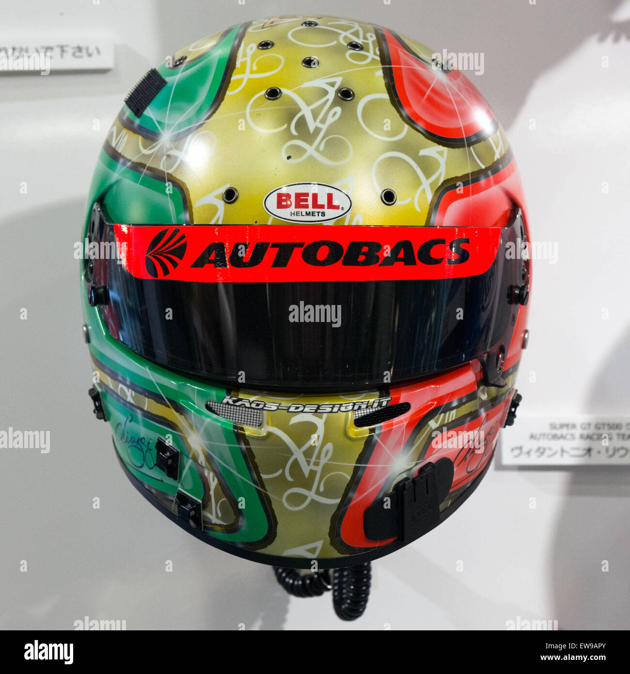 Dieses Bild zeigt den Rennhelm von Vitantonio Liuzzi, der auf dem Honda Welcome Plaza gezeigt wurde und das unverwechselbare Design des italienischen Fahrers während seiner Zeit in der Formel 1 zeigt, mit Honda Branding und Sponsoring-Logos. Stockfoto