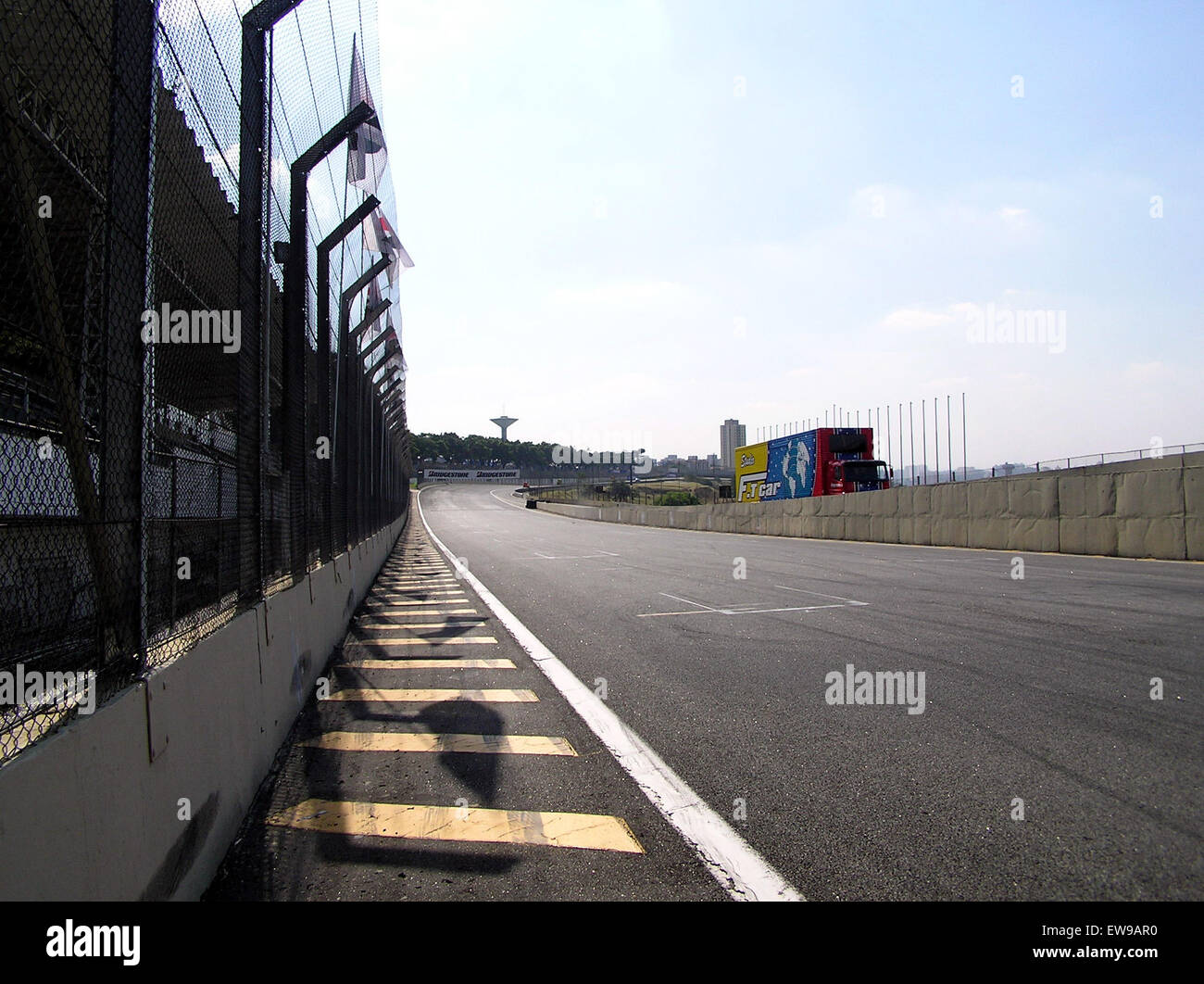 Dieses Foto zeigt die Hauptgeraden von *Autódromo José Carlos Pace*, dem Heimstadion des Großen Preises von Brasilien. Die Strecke, benannt nach dem brasilianischen Fahrer José Carlos Pace, ist ein historischer Veranstaltungsort für Motorsport-Rennen, bekannt für seine Hochgeschwindigkeitsgeraden und anspruchsvollen Kurven. Stockfoto Dieses Foto zeigt die Hauptgeraden von *Autódromo José Carlos Pace*, dem Heimstadion des Großen Preises von Brasilien. Die Strecke, benannt nach dem brasilianischen Fahrer José Carlos Pace, ist ein historischer Veranstaltungsort für Motorsport-Rennen, bekannt für seine Hochgeschwindigkeitsgeraden und anspruchsvollen Kurven. Stockfoto