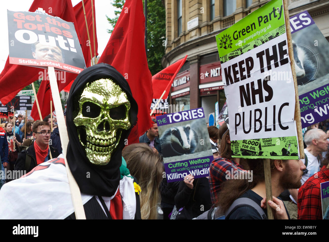 London, UK. 20. Juni 2015. Demonstranten auf die Anti strenge marschieren in central London, UK. Demonstrieren gegen die Milliarden von "£s" schneidet, Wohlfahrt und andere wichtige Einrichtungen. Die konservative Regierung Plan, £ 12 Milliarden aus dem Haushalt der Wohlfahrt zu schneiden. Ende Sparmaßnahmen protestieren jetzt London UK. Speichern des NHS. Stockfoto