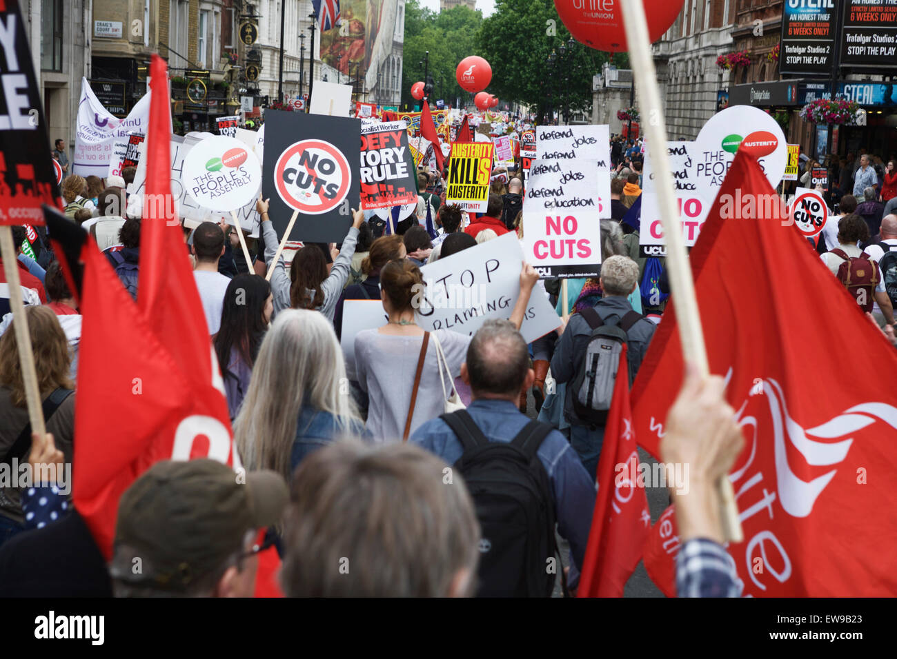 London, UK. 20. Juni 2015. Demonstranten auf die Anti strenge marschieren in central London, UK. Demonstrieren gegen die Milliarden von "£s" schneidet, Wohlfahrt und andere wichtige Einrichtungen. Die konservative Regierung Plan, £ 12 Milliarden aus dem Haushalt der Wohlfahrt zu schneiden. Ende Sparmaßnahmen protestieren jetzt London UK. Stockfoto London, UK. 20. Juni 2015. Demonstranten auf die Anti strenge marschieren in central London, UK. Demonstrieren gegen die Milliarden von "£s" schneidet, Wohlfahrt und andere wichtige Einrichtungen. Die konservative Regierung Plan, £ 12 Milliarden aus dem Haushalt der Wohlfahrt zu schneiden. Ende Sparmaßnahmen protestieren jetzt London UK. Stockfoto
