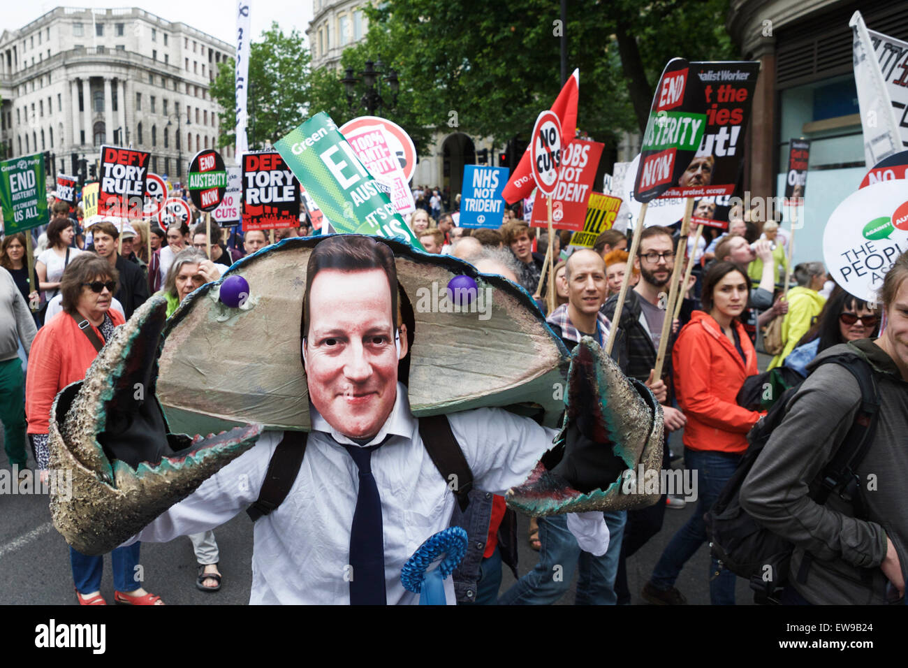 London, UK. 20. Juni 2015. Demonstranten auf die Anti strenge marschieren in central London, UK. Demonstrieren gegen die Milliarden von "£s" schneidet, Wohlfahrt und andere wichtige Einrichtungen. Die konservative Regierung Plan, £ 12 Milliarden aus dem Haushalt der Wohlfahrt zu schneiden. Ende Sparmaßnahmen protestieren jetzt London UK. Stockfoto