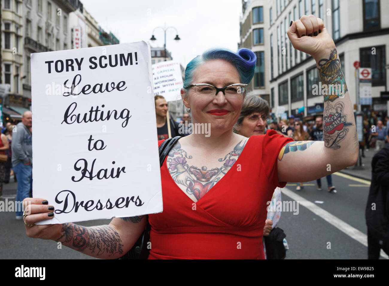 London, UK. 20. Juni 2015. Demonstranten auf die Anti strenge marschieren in central London, UK. Demonstrieren gegen die Milliarden von "£s" schneidet, Wohlfahrt und andere wichtige Einrichtungen. Die konservative Regierung Plan, £ 12 Milliarden aus dem Haushalt der Wohlfahrt zu schneiden. Ende Sparmaßnahmen protestieren jetzt London UK. Stockfoto London, UK. 20. Juni 2015. Demonstranten auf die Anti strenge marschieren in central London, UK. Demonstrieren gegen die Milliarden von "£s" schneidet, Wohlfahrt und andere wichtige Einrichtungen. Die konservative Regierung Plan, £ 12 Milliarden aus dem Haushalt der Wohlfahrt zu schneiden. Ende Sparmaßnahmen protestieren jetzt London UK. Stockfoto