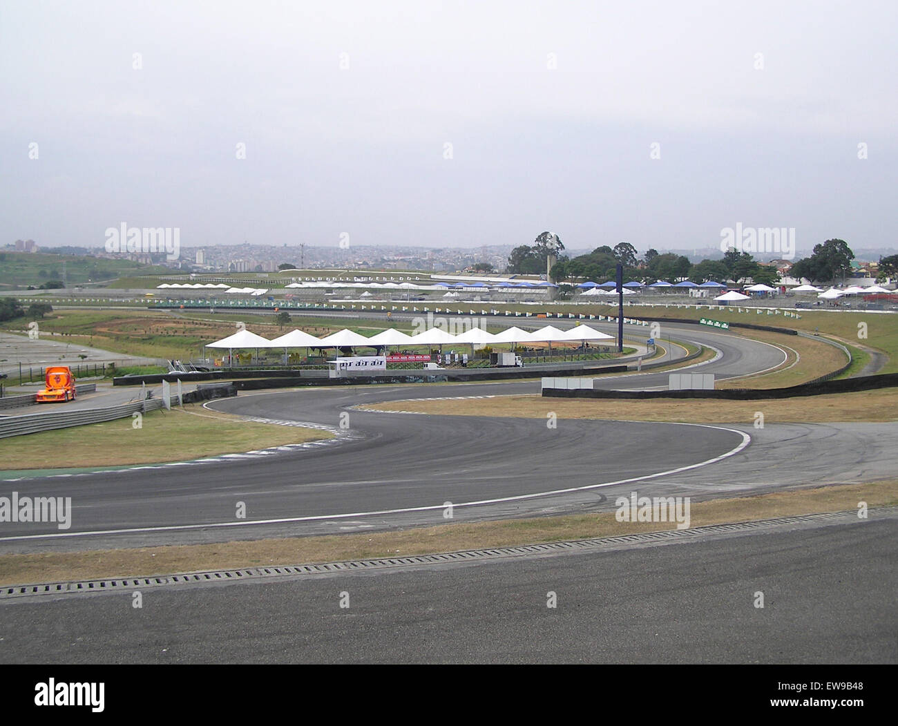 Die Autódromo José Carlos Pace ist eine bekannte Rennstrecke in Brasilien, die für den Großen Preis von Brasilien in der Formel 1 bekannt ist. Auf dieser Strecke befindet sich die berühmte Senna S-Kurve, ein anspruchsvoller Abschnitt, der nach dem legendären Fahrer Ayrton Senna benannt ist. Stockfoto Die Autódromo José Carlos Pace ist eine bekannte Rennstrecke in Brasilien, die für den Großen Preis von Brasilien in der Formel 1 bekannt ist. Auf dieser Strecke befindet sich die berühmte Senna S-Kurve, ein anspruchsvoller Abschnitt, der nach dem legendären Fahrer Ayrton Senna benannt ist. Stockfoto