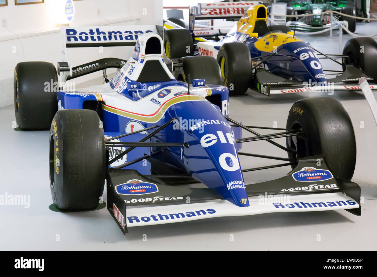 Der Williams FW16B und der FW15C waren legendäre Formel-1-Fahrzeuge, die in den 1990er Jahren gefahren wurden Diese Fahrzeuge sind Teil der Donington Grand Prix Kollektion und zeigen die fortschrittliche Technik und Innovation ihrer Zeit, wobei der FW16B im Vergleich zum FW15C ein raffinierteres Design aufweist. Stockfoto