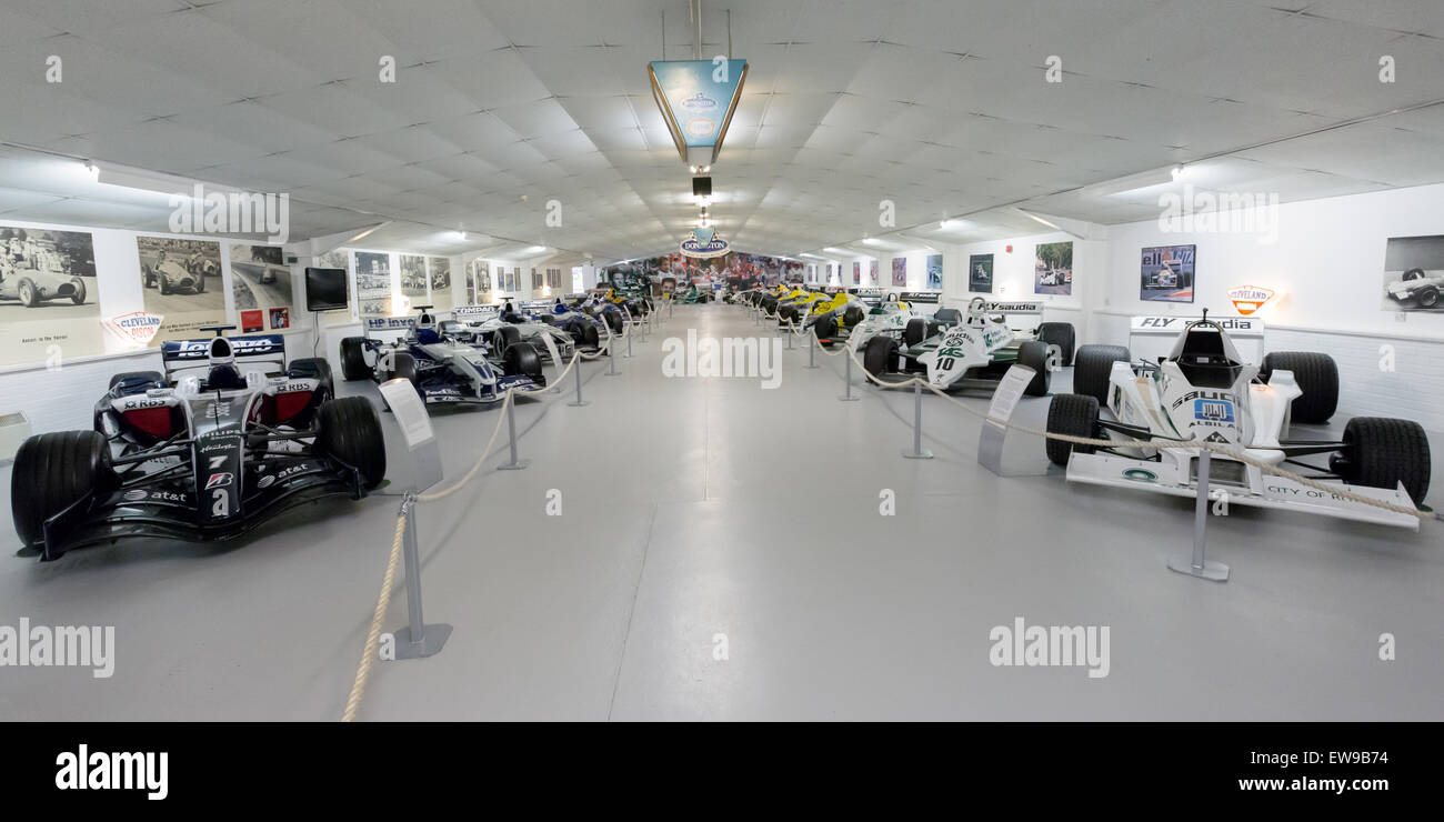 Der Williams-Raum der Donington Grand Prix Collection zeigt die reiche Geschichte des Williams F1-Teams. Es enthält eine Vielzahl von Artefakten, Autos und Erinnerungsstücken, die die Erfolge des Teams im Formel-1-Rennen feiern. Stockfoto