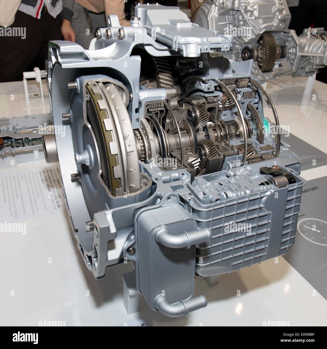 9-Gang-Automatgetriebe von ZF vorne rechts 2013 Tokyo Motor Show Stockfoto