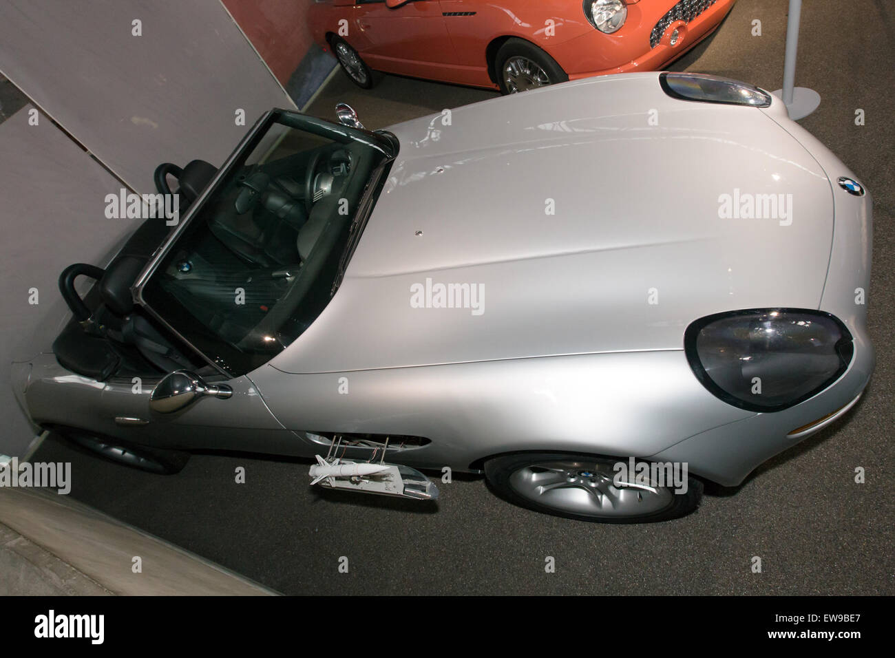 Der BMW Z8, der im James-Bond-Film „die Welt ist nicht genug“ vorgestellt wurde, ist ein luxuriöser Sportwagen, der fortschrittliche Technik mit kultigem Design kombiniert. Im National Motor Museum in Beaulieu präsentiert es sowohl die Automobilinnovation als auch die Filmgeschichte. Stockfoto