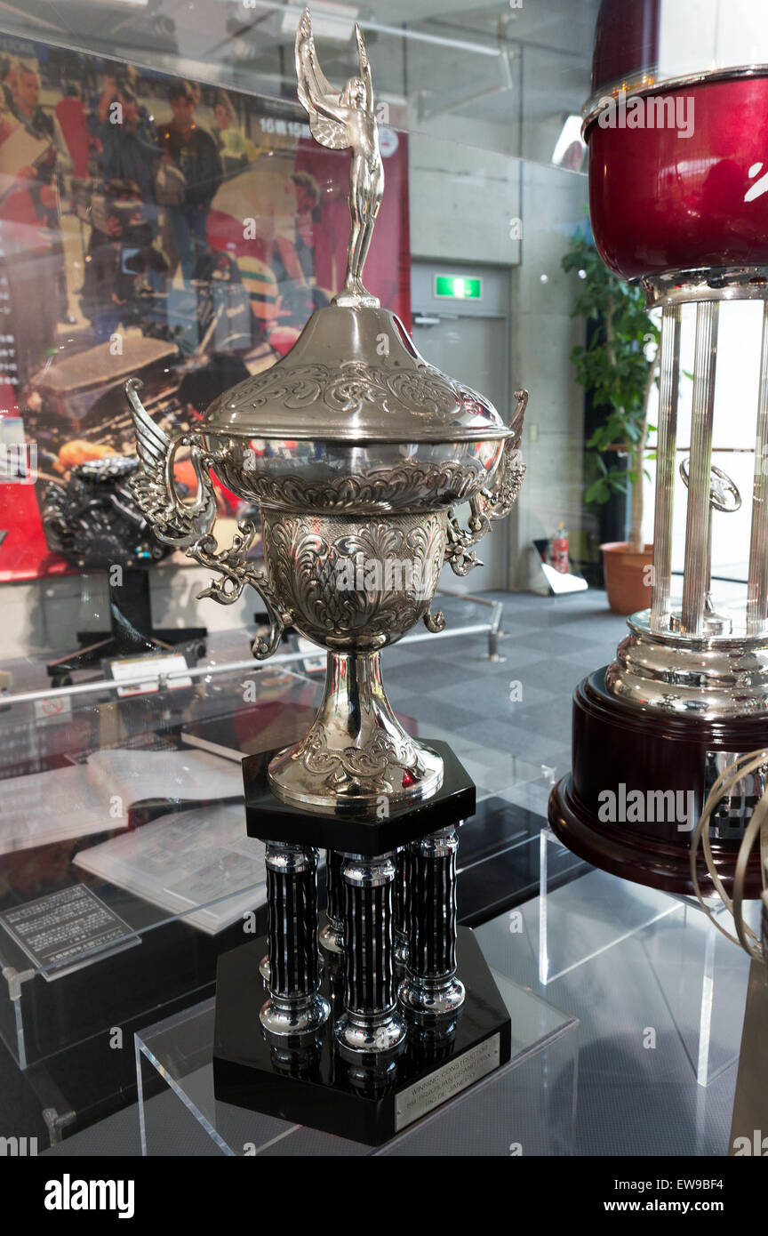 Der brasilianische Prix-Siegertrophäe des Konstrukteurs von 1988, die den Sieg des siegreichen Konstrukteurteams während der Formel-1-Saison dieses Jahres würdigt, ausgestellt in der Honda Collection Hall. Stockfoto