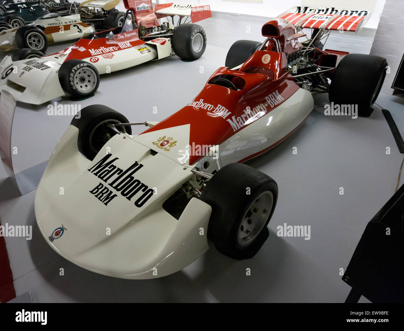 Der BRM P180, der in der Donington Grand Prix Kollektion vorgestellt wurde, ist ein bedeutender Rennwagen, der die Innovation und das Design seiner Ära demonstriert. Das schlanke Design und die Technik spiegeln die Wettbewerbscharakter des Motorsports in den 1960er Jahren wider Stockfoto