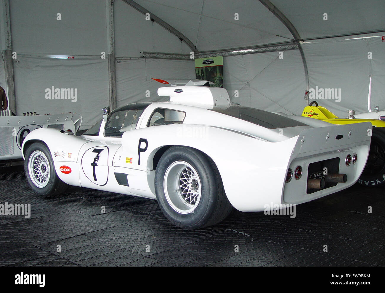 Der Chaparral 2D von 2005, aufgenommen beim Monterey Historic, zeigt einen klassischen Rennwagen, der für sein schlankes Design und seine Technik bekannt ist. Dieses historische Auto ist ein Paradebeispiel für die Automobilinnovation Mitte des 20. Jahrhunderts. Stockfoto