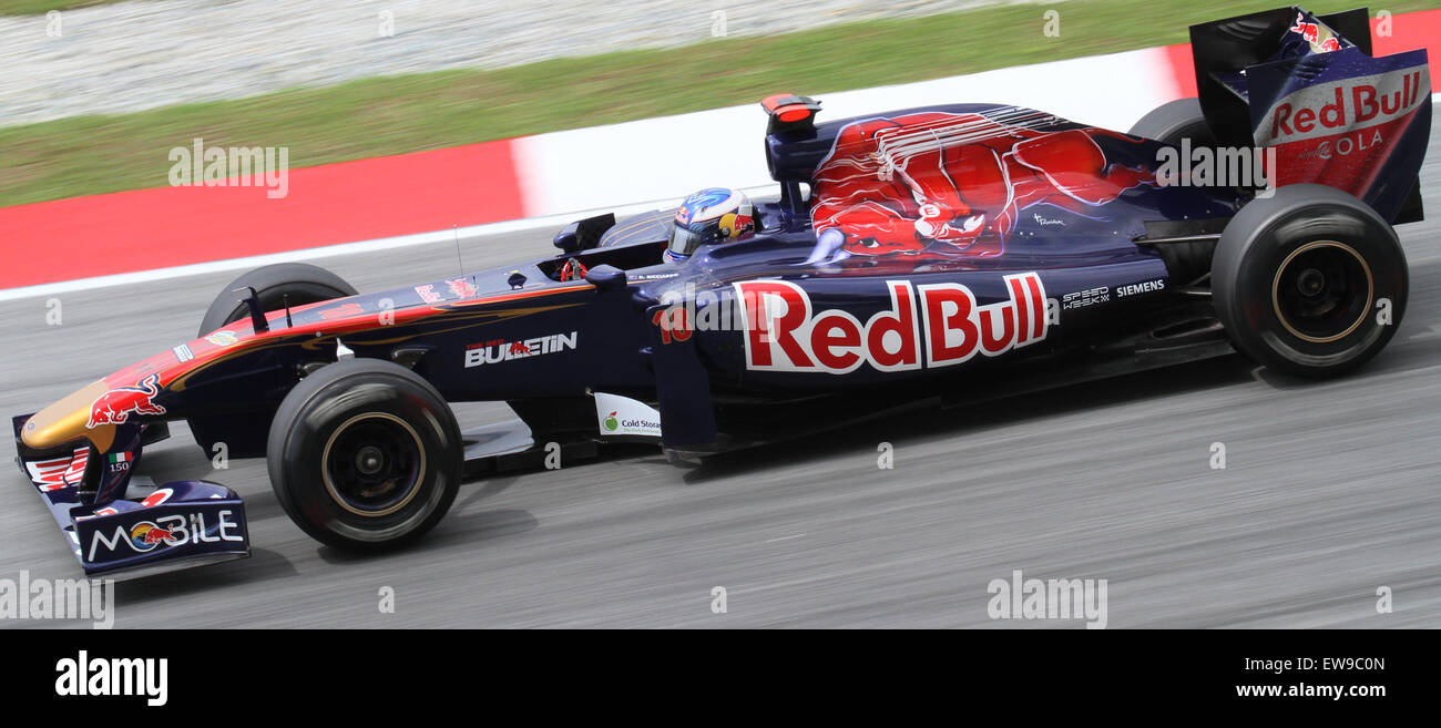 Daniel Ricciardo nahm 2011 während des ersten Trainings (FP1) am Großen Preis der Formel 1 von Malaysia Teil. Als Mitglied des HRT F1-Teams trug Ricciardos Leistung in diesem Rennen zu seiner ersten Karriere im Formel-1-Rennen bei. Stockfoto